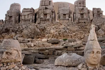 Reruntuhan peradaban Mesopotamia di Nemrut Dagi, Turki.