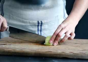 Sekarang Gak Perlu Takut Mata Jadi Perih! Berikut Berbagai Cara untuk Memotong Bawang Tanpa Menangis, Metode Ini Patut Dicoba!