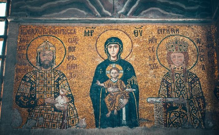 Di salah satu pintu masuk barat daya adalah mosaik dengan Perawan Maria menggendong Anak Kristus. Dalam mosaik itu, kaisar Konstantinus dan Justinianus mengapit keduanya.
