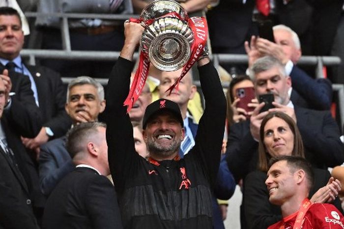 Juergen Klopp membawa Liverpool juara Piala FA 2021-2022 usai mengalahkan Chelsea dalam babak final di Stadion Wembley, Sabtu (14/5/2022).