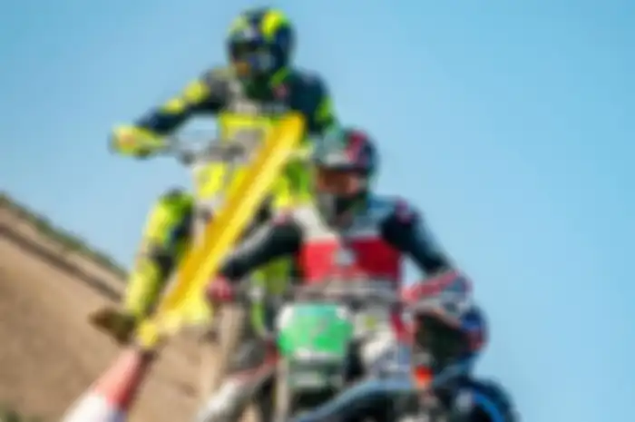 Valentino Rossi bersama muridnya lengkap semua ikut latihan ngegas motor di lintasan dirt track Motor Ranch VR46 setelah sebelumnya latihan aspal di sirkuit Misano