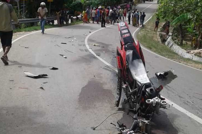 Insiden tabrakan motor trail dengan mobil di jalan poros Kasipute-Bambaea di dusun Langori desa Romp