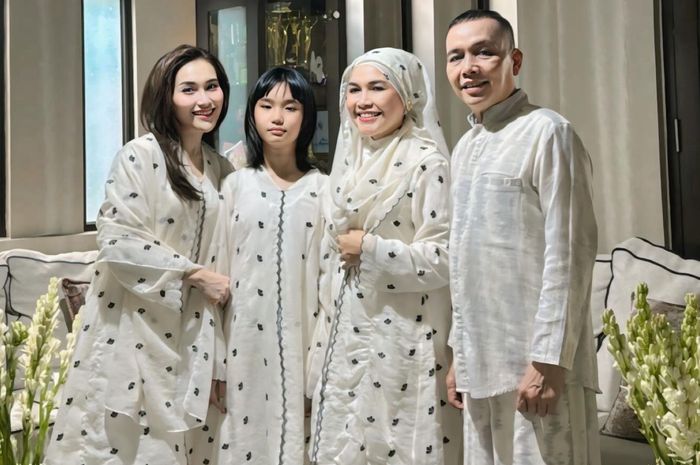 Antarkan Ayu Ting Ting Sekeluarga ke Bandara, Sosok Laki-laki Tampan ini Disorot, Siapakah Dia?