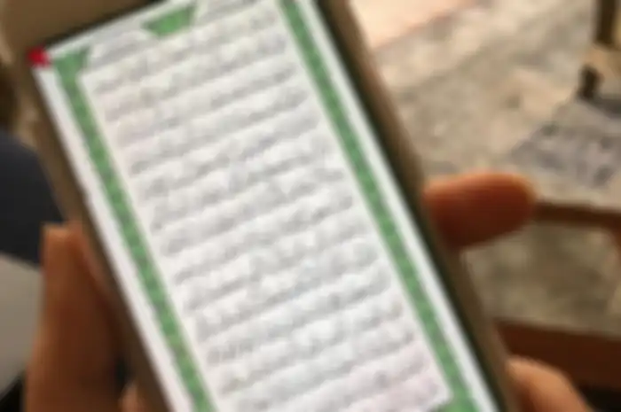 Ilustrasi membaca Al Quran di iPhone