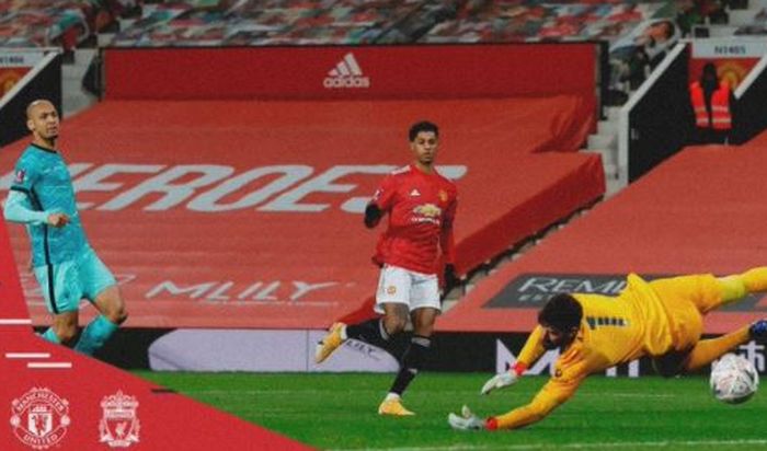 Striker Manchester United, Marcus Rashford, mencetak gol ke gawang Liverpool dalam laga putaran keempat Piala FA di Stadion Old Trafford, Minggu (24/1/2021).