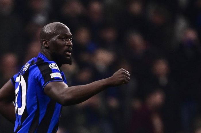 Striker Inter Milan, Romelu Lukaku, mencetak gol ke gawang Porto pada partai leg pertama babak 16 besar Liga Champions 2022-2023 di Giuseppe Meazza, Rabu (22/2/2023).