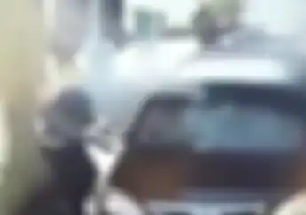 Saksi Bom Polrestabes Surabaya, Ada Pemotor Perempuan Bawa Bungkusan Mencurigakan Sebelum Ledakan 