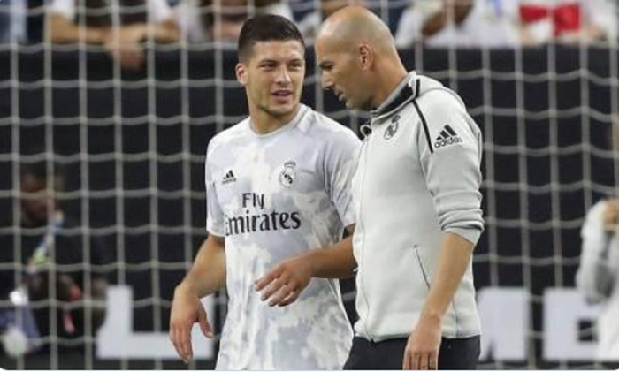 Pelatih Real Madrid, Zinedine Zidane (kanan) saat berbincang dengan Luka Jovic dalam sebuah kesempatan.