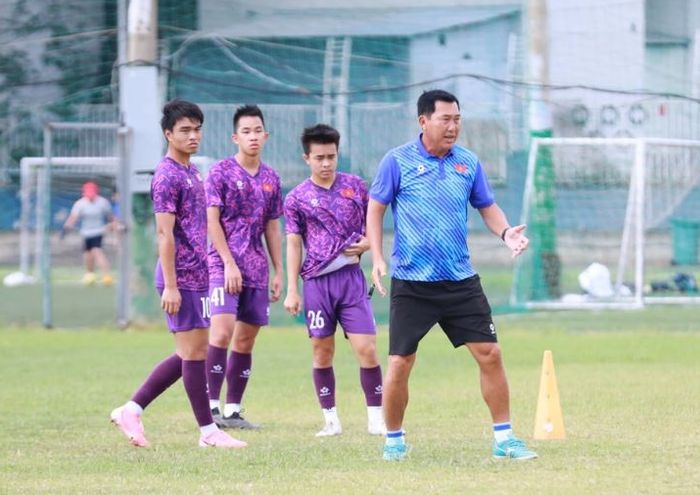 Pelatih Timnas U-19 Vietnam, Hua Hien Vinh, memimpin sesi latihan tim jelang ASEAN Cup U-19 2024.