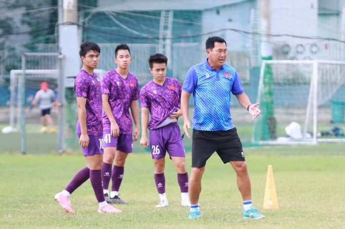 Pelatih Timnas U-19 Vietnam, Hua Hien Vinh, memimpin sesi latihan tim jelang ASEAN Cup U-19 2024.