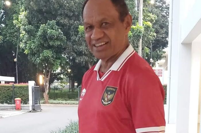 Legenda sepak bola Indonesia, Rully Nere saat memakai jersey terbaru timnas Indonesia