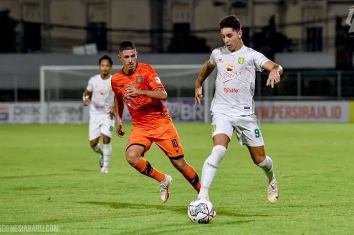 Pemain Persebaya Surabaya, Bruno Moreira dalam laga melawan Persiraja Banda Aceh pada pekan ke-26 Liga 1 2021/2022, di Stadion Stadion Kompyang Sujana, Denpasar, Bali, Sabtu (19/2/2022)