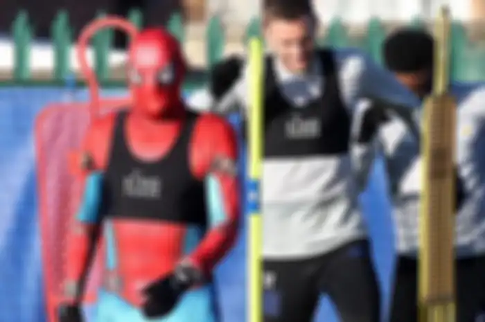 Sosok Spider-Man dalam latihan rutin Leicester City