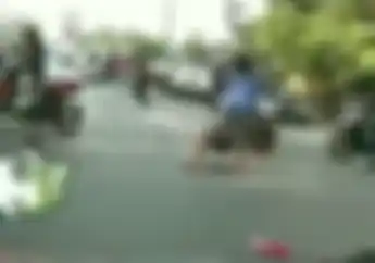 Braakk!!! 7 Pemotor Terkapar Diseruduk Avanza di Banjarmasin, Satu Masuk Kolong Mobil
