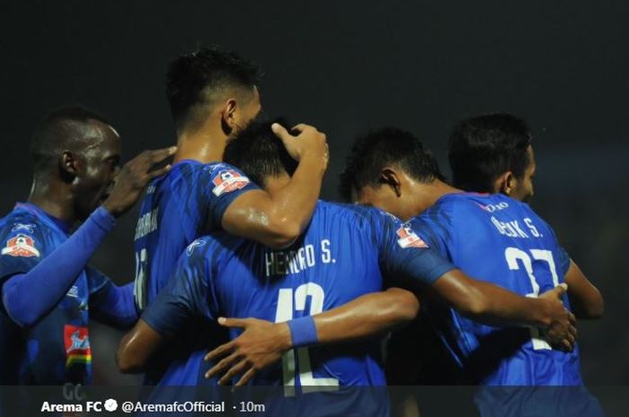 Arema FC menekuk Persela Lamongan berkat dua gol penentu Dedik Setiawan pada duel Liga 1 di Kanjuruhan, 27 Mei 2019.