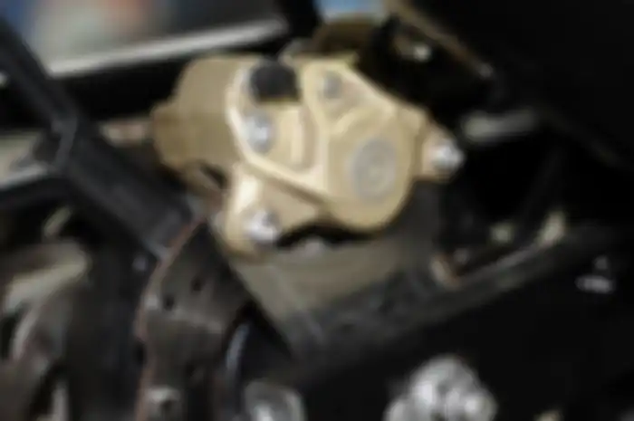 Kaliper belakang Brembo.