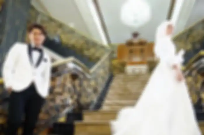 Rizky Billar dan Lesty Kejora saat sedang melakukan pemotretan dengan baju pengantin