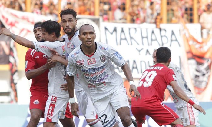 Bek Bali United, Leonard Tupamahu, saat melawan Persija Jakarta pada leg kedua babak perempat final Piala Indonesia 2018 di Stadion Wibawa Mukti, 5 Mei 2019.