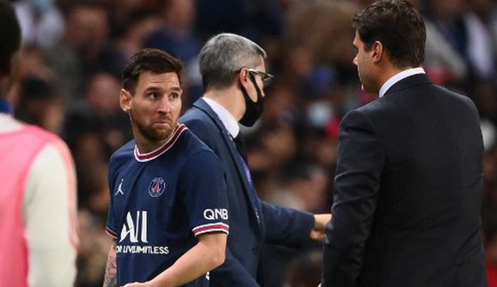 Reaksi Lionel Messi saat ditarik keluar oleh Mauricio Pochettino (kanan) dalam duel Liga Prancis antara Paris Saint-Germain vs Lyon di Parc des Princes (19/9/2021).