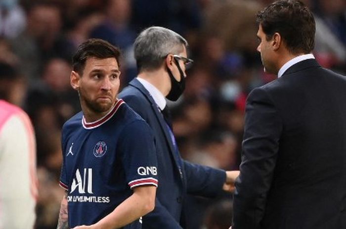 Reaksi Lionel Messi saat ditarik keluar oleh Mauricio Pochettino (kanan) dalam duel Liga Prancis antara Paris Saint-Germain vs Lyon di Parc des Princes (19/9/2021).