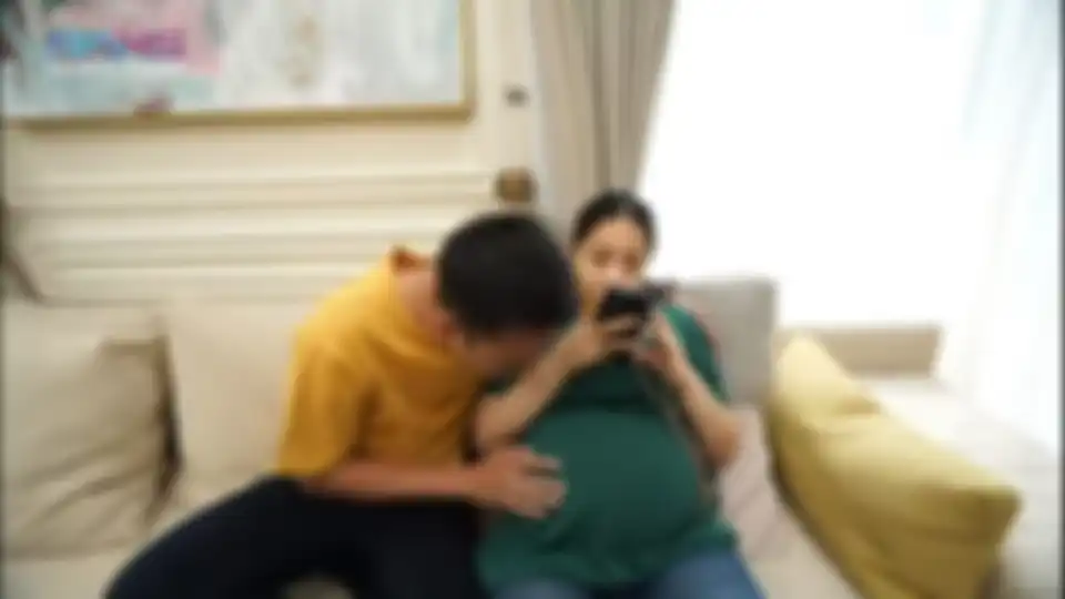 Raffi Ahmad mengelus perut Nagita Slavina. 