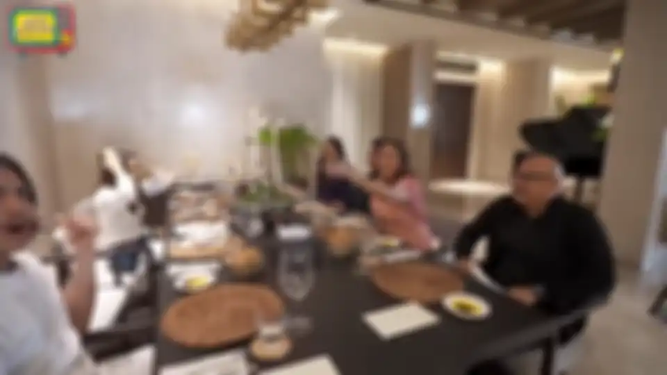 Suasana makan malam perayaan ulang tahun pernikahan Maia Estianty dan Irwan Mussry. 