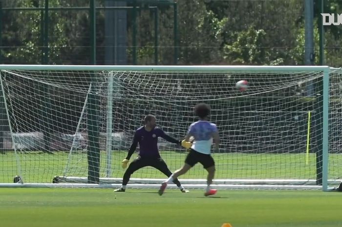 Sayap kiri Manchester City, Leroy Sane, mencetak gol tendangan geledek dalam sesi latihan The Citizens. Sane telah sembuh dari cedera yang membekapnya 206 hari.