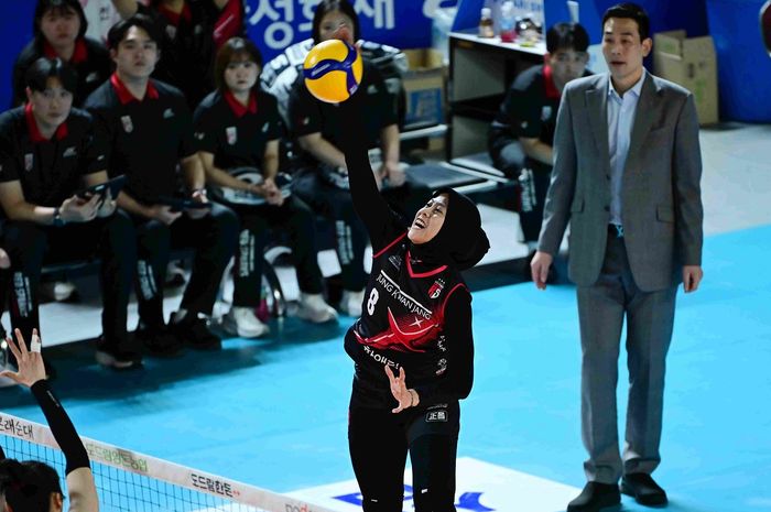 Opposite Daejeon JungKwanJang Red Sparks, Megawati Hangestri Pertiwi melepaskan spike yang juga dipantau oleh pelatih Ko Hee-jin saat melawan Gwangju AI Peppers Savings Bank di Liga Voli Korea, Jumat (14/3/2025)