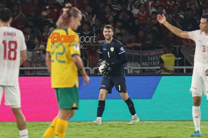 Maarten Paes (tengah) sedang menguasai bola dalam laga babak ketiga Kualifikasi Piala Dunia 2026 antara timnas Indonesia versus timnas Australia di Stadion Utama Gelora Bung Karno, Senayan, Jakarta, Selasa (10/9/2024) malam.