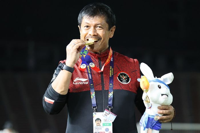 Pelatih Timnas U-22 Indonesia Indra Sjafri menggigit medali emas sepak bola SEA Games 2023 seusai membungkam Thailand 5-2 lewat perpanjangan waktu final di Kamboja.