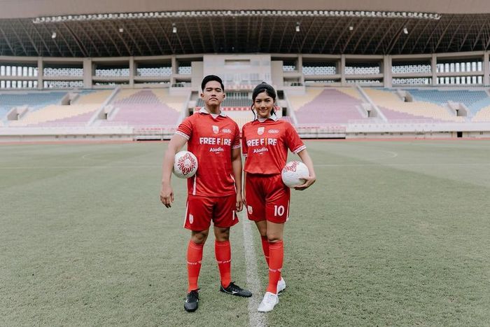 Erina Gudono dan Kaesang Pangarep saat foto prewedding di stadion sepak bola Manahan, Solo