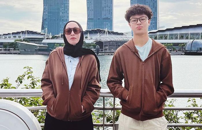 KAPOK JADI DPR - Mantan anggota DPR, Angelina Sondakh bersama putra sematawayang, Keanu Massaid. Angelina mengatakan dirinya trauma menjadi pejabat. Ogah kembali ke politik.