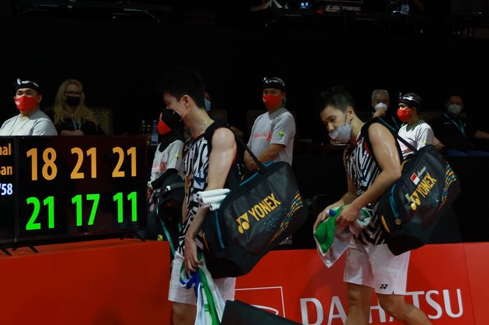 Pasangan ganda putra Indonesia, Marcus Fernaldi Gideon/Kevin Sanjaya Sukamuljo, meninggalkan lapangan setelah memenangi pertandingan semifinal Indonesia Masters 2021 di Bali International Convention Centre, Bali, 20 November 2021.