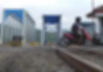 Mesin Sering Mati Mendadak, Begini Cara Aman Naik Motor Saat Melintasi Rel Kereta Api