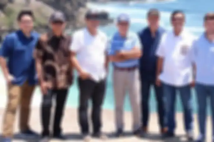 (keempat dari kiri) Carmelo Ezpeleta, bos promotor MotoGP di pantai Lombok