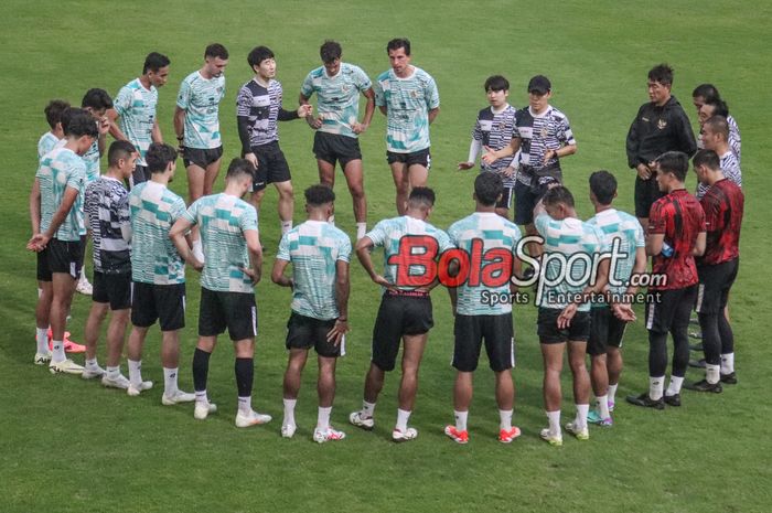 Timnas Indonesia besutan Shin Tae-yong sedang berlatih di Lapangan B, Senayan, Jakarta, Selasa (28/5/2024). Indonesia akan menghadapi Tanzania pada 2 Juni, sebelum melawan Irak pada 6 Juni dan melawan Filipina pada 11 Juni 2024.