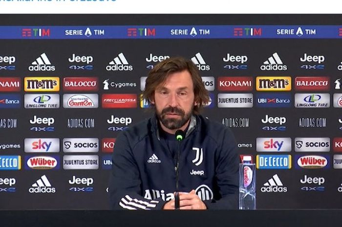 Pelatih Juventus, Andrea Pirlo, mendamprat reporter stasiun televisi Sky usai pertandingan melawan Verona pada lanjutan Liga Italia. 