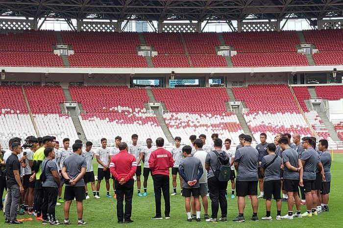 Presiden RI, Joko Widodo alias Jokowi menemui pemain timnas U-20 Indonesia di Stadion Utama Gelora Bung Karno (SUGBK), Jakarta Pusat, Sabtu (1/4/2023).