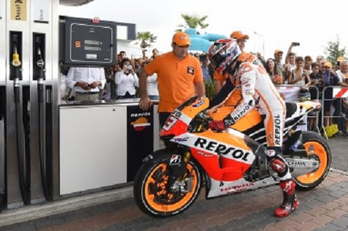 Ilustrasi Marc Marquez lagi isi bensin