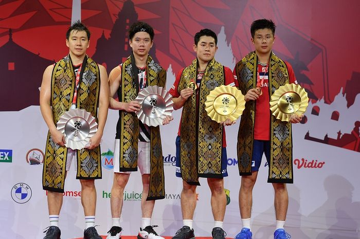 Finalis ganda putra, Marcus Fernaldi Gideon/Kevin Sanjaya Sukamuljo (Indonesia/kiri) dan Takuro Hoki/Yugo Kobayashi (Jepang) berdiri di podium setelah final BWF World Tour Finals 2021.