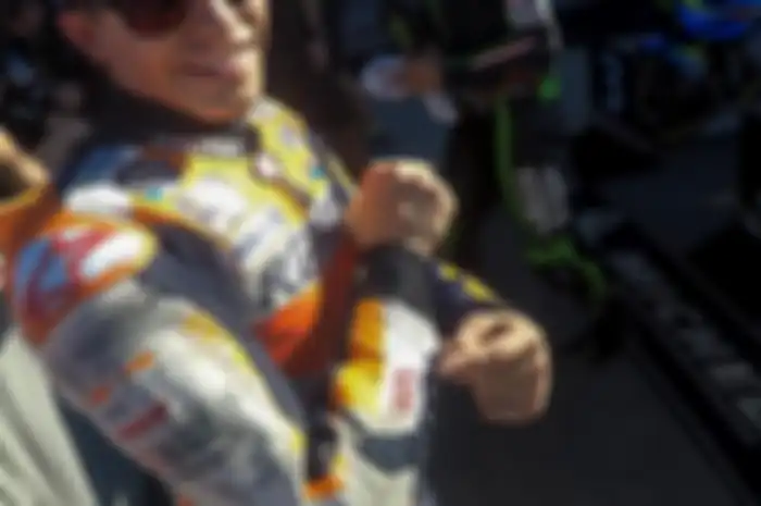 Marc Marquez menunjukan bekas jatuh