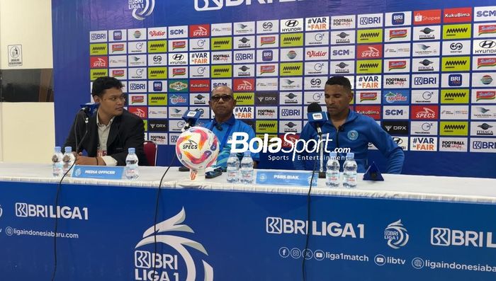 Pelatih PSBS Biak Emral Abus, dan pemain PSBS Biak, Beto Goncalves saat hadir di konferensi pers pasca kalahkan PSS Sleman di Stadion Manahan, Solo, Jumat (22/11/2024).