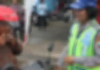 Kapok, Polisi Tangkap dan Tilang Pemotor yang Masih Nekat Merokok di Jalan Raya
