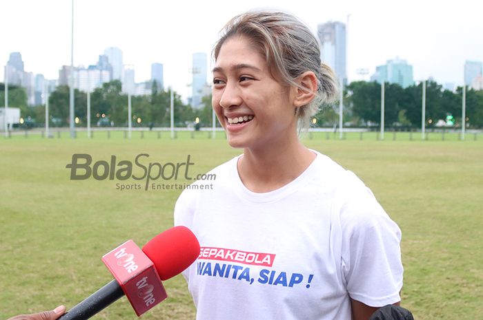 Zahra Muzdalifah sedang memberikan keterangan kepada awak media seusai latihan timnas putri Indonesia di Lapangan D, Senayan, Jakarta, 8 Maret 2021.