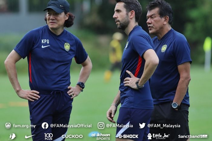 Pau Marti Vicente (tengah) mendampingi Kim Pan-gon dalam latihan Timnas Malaysia di Wisma FAM, Kelana Jaya, 5 Juni 2022, untuk persiapan Kualifikasi Piala Asia 2023.