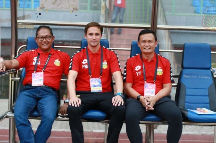 Pelatih anyar Bhayangkara FC, Paul Munster diapit Manajer tim Sumardji dan Direktur Teknik Yeyen Tumena pada saat diperkenalkan di Stadion Patriot, Kota Bekasi, 31 Agustus 2019. 