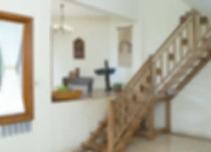 Struktur tangga kayu yang kuat