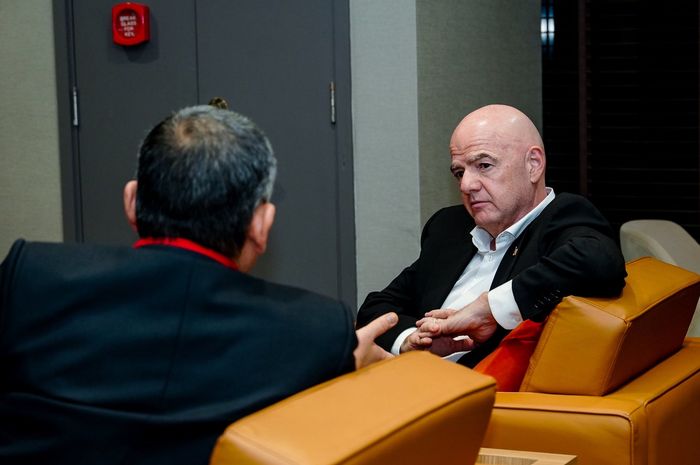 Presiden FIFA Gianni Infantino berdiskusi dengan Presiden Kehormatan FAM Hamidin Mohd Amin dalam kunjungannya ke Malaysia.