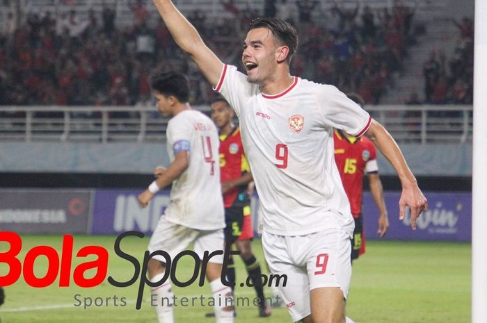 Selebrasi penyerang timnas U-19 Indonesia, Jens Raven usai mencetak gol ke gawang timnas U-19 Timor Leste di ASEAN Cup U-19 2024.