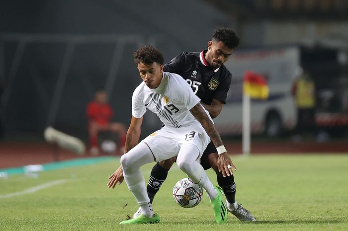 Pemain timnas Indonesia, Yakob Sayuri, berduel dengan pemain timnas Curacao, Sabtu (24/9/2022) di Stadion Gelora Bandung Lautan Api. 